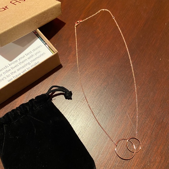 NWOT Rose Gold Interlocking Circle Necklace - Picture 5 of 5